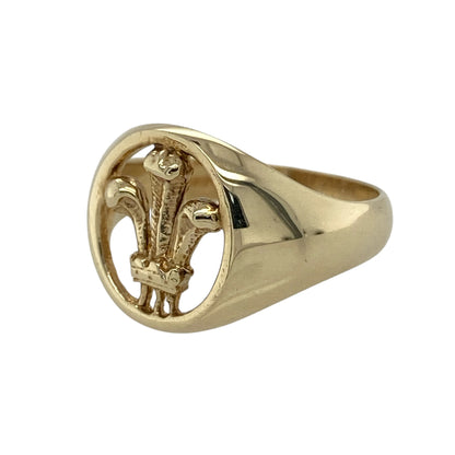 Showcase heritage and timeless symbolism with this pre-owned 9ct yellow gold Welsh Three Feathers open oval signet ring—an eye-catching piece rich in tradition and classic style.

Design: The open oval signet head measures approximately 13mm high and features the iconic Welsh Three Feathers emblem at its centre. The detailed design creates depth and character, while the openwork finish adds lightness and definition to the traditional signet silhouette.