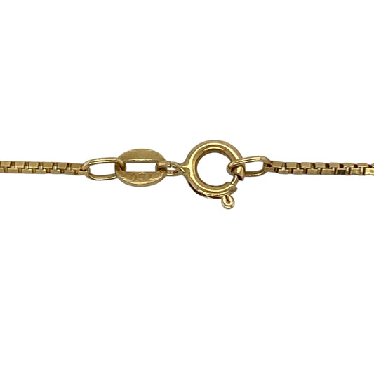 Add refined simplicity to your jewellery collection with this pre-owned 18ct yellow gold 20" box chain—an elegant and versatile piece perfect for everyday wear.

Design: The chain features classic box links measuring approximately 1mm wide, creating a sleek and uniform square profile. The structured design offers subtle light reflection while maintaining a clean and contemporary look.