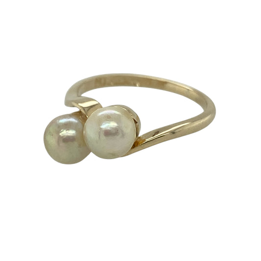 Embrace classic elegance with this pre-owned 9ct yellow gold double pearl set ring—an eye-catching and timeless piece perfect for special occasions or refined everyday wear.

Design: The ring features two beautifully matched pearls, each measuring approximately 7mm in diameter. The twin pearl arrangement creates a balanced and sophisticated look, offering soft lustre and graceful presence on the hand.
