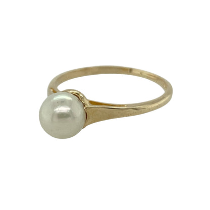 Add timeless elegance to your jewellery collection with this pre-owned 9ct yellow gold pearl set ring—an effortlessly classic piece perfect for everyday wear or special occasions.

Design: The ring features a single lustrous pearl measuring approximately 7mm in diameter, creating a refined and sophisticated focal point. Its smooth, rounded surface offers soft sheen and understated beauty.