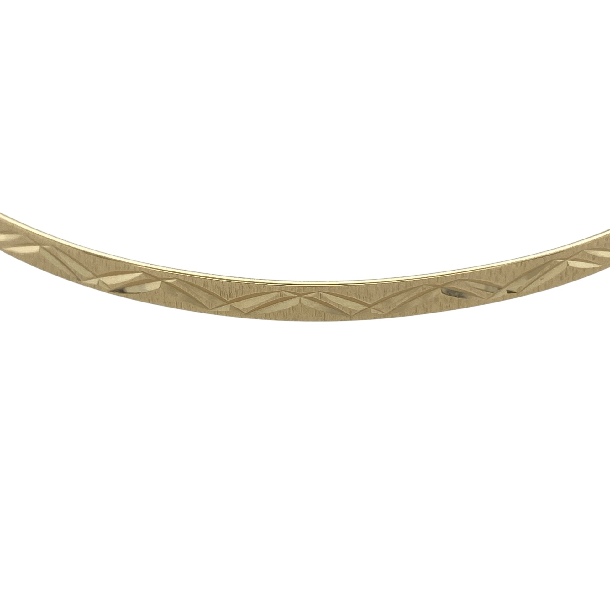 Add classic texture and everyday elegance to your jewellery collection with this pre-owned 9ct yellow solid gold patterned bangle—an effortlessly stylish piece perfect for stacking or wearing alone.

Design: The bangle measures approximately 3mm wide and features a decorative patterned finish, adding subtle texture and light-catching detail along its surface. The slim profile creates a refined and timeless silhouette.