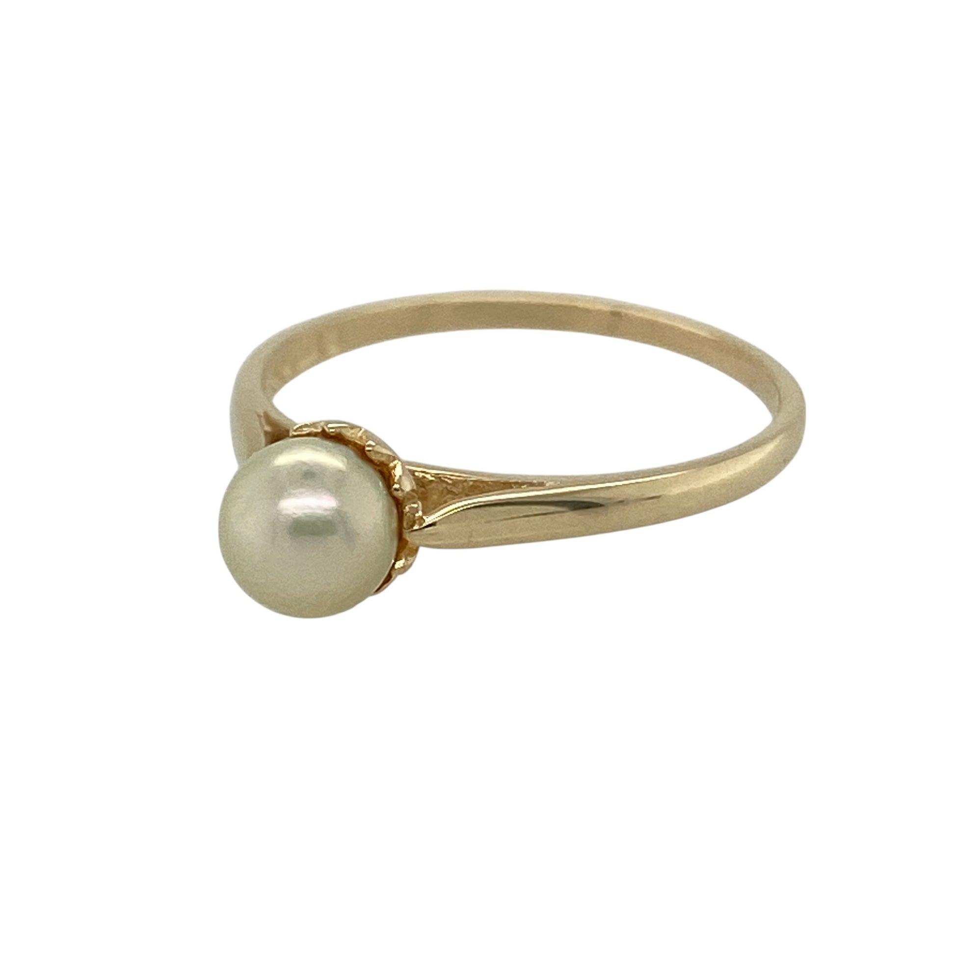 Add classic elegance to your jewellery collection with this pre-owned 9ct yellow gold pearl set ring, showcasing timeless simplicity and natural beauty—perfect for everyday wear or a meaningful gift.

Design: The ring features a single 6mm round pearl at the centre, creating a refined and understated solitaire style. The smooth lustre of the pearl offers soft, natural radiance, making it a graceful and versatile choice.