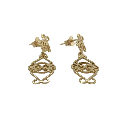 Add elegant movement and timeless detail to your jewellery collection with these pre-owned 9ct yellow gold patterned swirl drop earrings, offering classic style with a decorative finish—perfect for both everyday wear and special occasions.

Design: The earrings feature an intricate swirl drop design with delicate patterned detailing that catches the light beautifully. The flowing curves create a graceful silhouette, adding subtle sophistication and feminine charm.