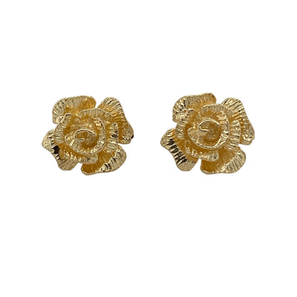 Add timeless floral elegance to your jewellery collection with these pre-owned 9ct yellow gold rose flower stud earrings, featuring beautifully detailed petals and classic gold styling—perfect for everyday wear or a thoughtful gift.

Design: Each stud is shaped as a delicate rose flower, with layered petal detailing that creates depth and texture. The intricate design captures the beauty of a blooming rose, giving the earrings a romantic and feminine appearance.