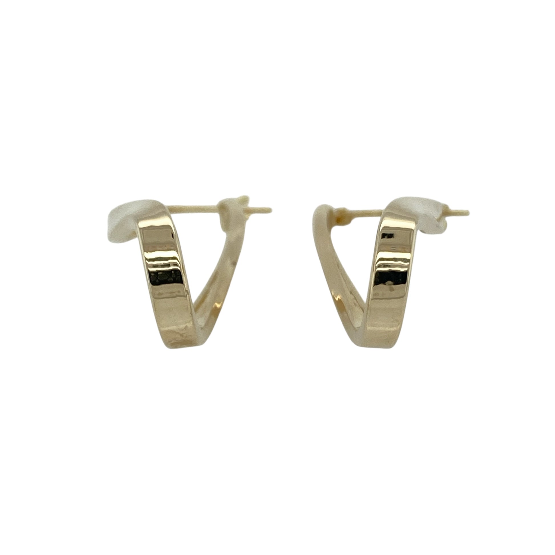 Add classic elegance with a touch of texture to your jewellery collection with these pre-owned 9ct yellow gold twist oval creole earrings, offering a timeless hoop style with subtle detail—perfect for everyday wear.

Design: The earrings feature an elegant oval creole shape with a delicate twisted pattern running along the front, creating texture and light-catching detail. The twist design adds depth and visual interest while maintaining a classic hoop silhouette.