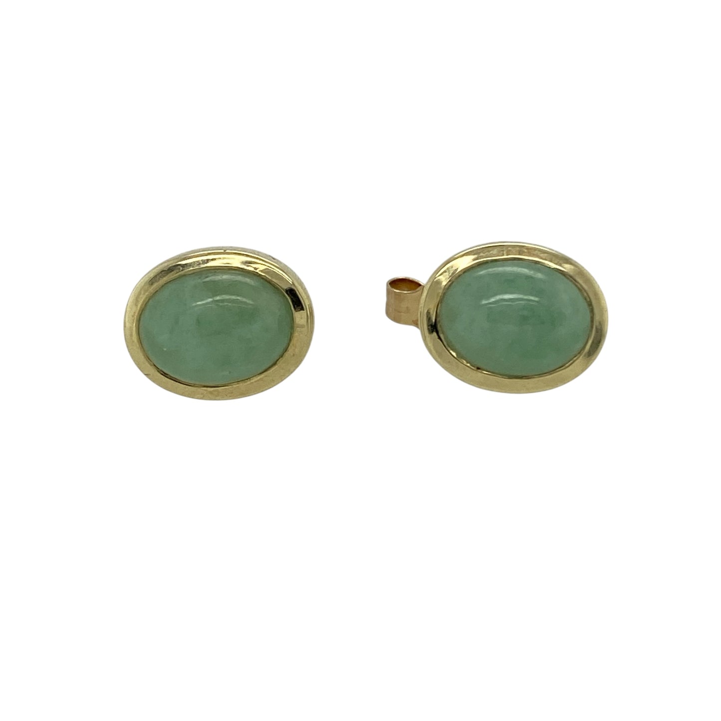 Add natural elegance and timeless colour to your jewellery collection with these pre-owned 9ct yellow gold jade oval stud earrings, featuring classic green gemstones—perfect for everyday wear or as a thoughtful gift.

Design: Each stud features a smooth oval jade gemstone measuring approximately 8mm by 6mm, creating a refined and eye-catching look. The rich green jade offers natural beauty and a polished finish that reflects light softly.