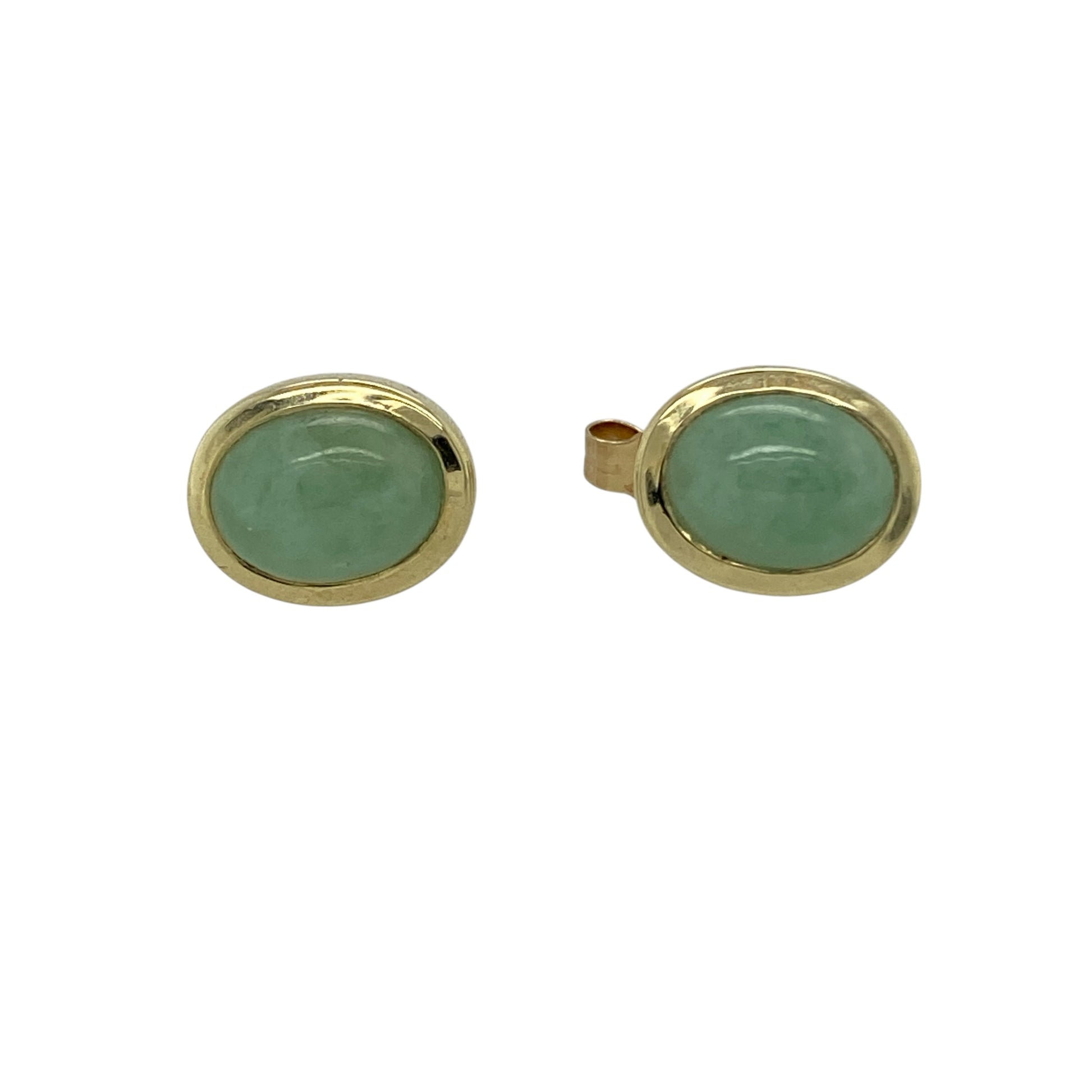 Add natural elegance and timeless colour to your jewellery collection with these pre-owned 9ct yellow gold jade oval stud earrings, featuring classic green gemstones—perfect for everyday wear or as a thoughtful gift.

Design: Each stud features a smooth oval jade gemstone measuring approximately 8mm by 6mm, creating a refined and eye-catching look. The rich green jade offers natural beauty and a polished finish that reflects light softly.