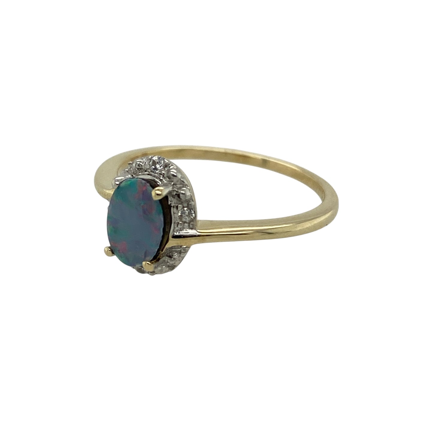 Add soft iridescent colour and delicate sparkle to your jewellery collection with this pre-owned 9ct yellow gold opalique and cubic zirconia cluster ring, featuring a classic and elegant design—perfect for everyday wear or as a thoughtful gift.

Design: The ring features an oval opalique stone measuring approximately 7mm by 5mm at the centre, surrounded by sparkling cubic zirconia in a cluster formation. The arrangement enhances the opalique’s soft flashes of colour while adding extra brilliance.