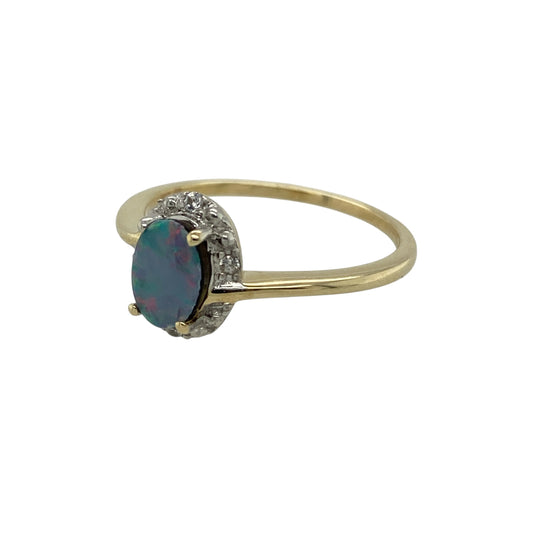 Add soft iridescent colour and delicate sparkle to your jewellery collection with this pre-owned 9ct yellow gold opalique and cubic zirconia cluster ring, featuring a classic and elegant design—perfect for everyday wear or as a thoughtful gift.

Design: The ring features an oval opalique stone measuring approximately 7mm by 5mm at the centre, surrounded by sparkling cubic zirconia in a cluster formation. The arrangement enhances the opalique’s soft flashes of colour while adding extra brilliance.