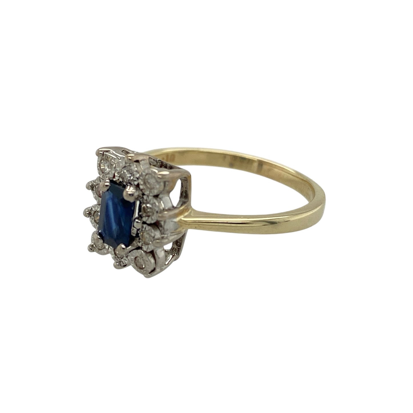 Add timeless colour and elegant sparkle to your jewellery collection with this pre-owned 9ct yellow gold diamond and sapphire cluster ring, featuring classic gemstones and a refined design—perfect for everyday wear or special occasions.

Design: The ring showcases an oval sapphire at the centre measuring approximately 6mm by 4mm, surrounded by a cluster of sparkling diamonds that enhance the deep blue colour of the gemstone. The cluster layout creates a balanced and eye-catching focal point.

