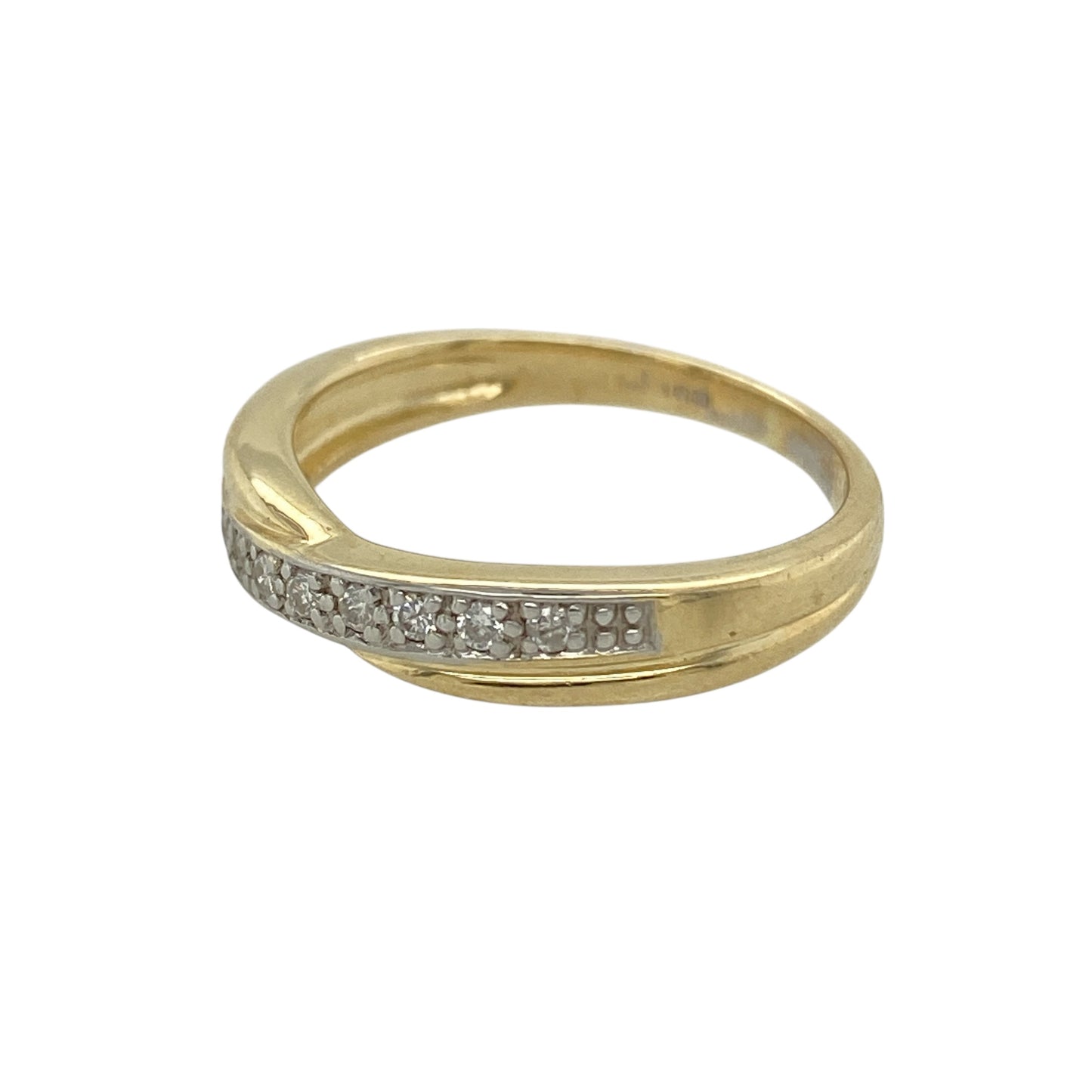 Add elegant sparkle and flowing design to your jewellery collection with this pre-owned 9ct yellow gold diamond twist band ring, featuring a graceful and timeless style—perfect for everyday wear or as a delicate dress ring.

Design: The ring features a flowing twist design across the front of the band, accented with sparkling diamonds that add subtle brilliance and movement to the piece. The elegant twist creates a soft and eye-catching silhouette.
