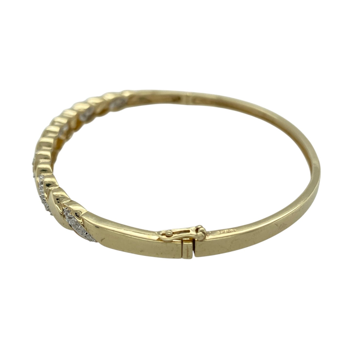 Add elegant sparkle and timeless style to your jewellery collection with this pre-owned 9ct yellow gold diamond twisted hinged bangle, featuring a refined and eye-catching design—perfect for everyday wear or special occasions.

Design: The bangle features a graceful twisted design across the front, accented with sparkling diamonds that add subtle brilliance. The flowing twist pattern creates a sophisticated and light-catching appearance.
