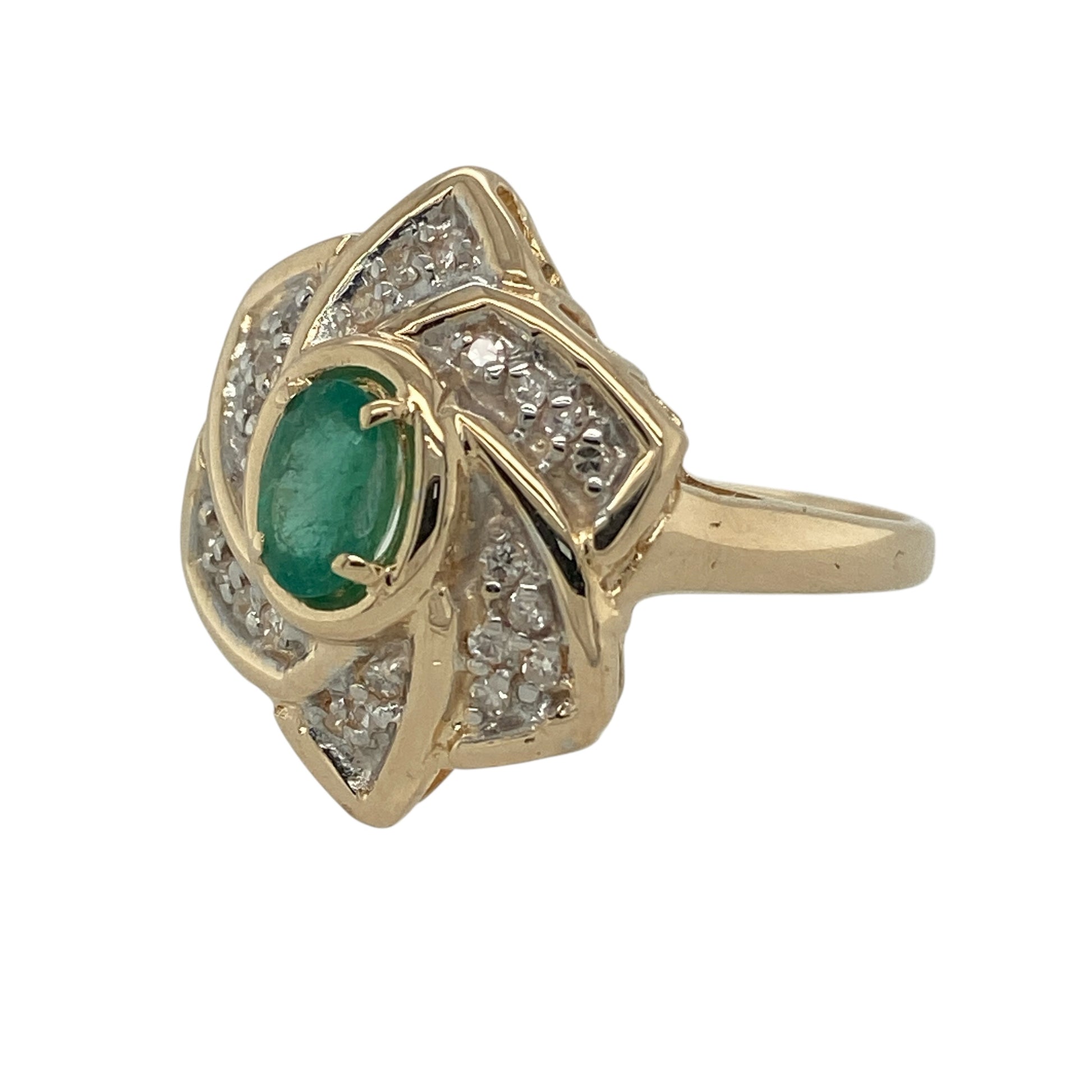 Add vibrant colour and vintage-inspired elegance to your jewellery collection with this pre-owned 14ct yellow gold diamond and emerald flower ring, featuring a striking floral design with a rich green emerald centre—perfect for special occasions or as a distinctive statement piece.

Design: The ring showcases a beautiful flower design centred around an oval emerald measuring approximately 6mm by 4mm. 