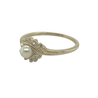 Add classic elegance and soft lustre to your jewellery collection with this pre-owned 9ct yellow gold cubic zirconia and pearl cluster ring, featuring a timeless combination of sparkle and sheen—perfect for everyday wear or special occasions.

Design: The ring showcases a central pearl measuring approximately 4mm, surrounded by sparkling cubic zirconia stones in a delicate cluster arrangement. The design creates a refined and balanced look with a soft, feminine appeal.
