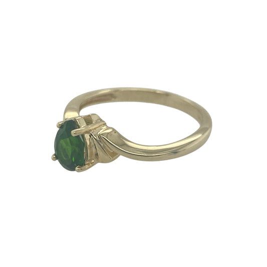 Add graceful movement and rich colour to your jewellery collection with this pre-owned 9ct yellow gold green stone teardrop twist ring, featuring an elegant flowing design with a striking focal stone—perfect for everyday wear or special occasions.

Design: The ring showcases a teardrop-shaped green gemstone measuring approximately 7mm by 5mm, enhanced by a stylish twist design that adds fluidity and visual interest. The flowing lines create a modern yet timeless look.
