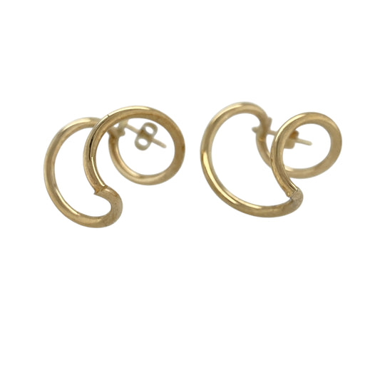 Add a touch of elegant movement to your jewellery collection with these pre-owned 9ct yellow gold twisted drop earrings, offering a timeless yet contemporary style—perfect for both everyday wear and special occasions.

Design: Each earring features a graceful twisted drop design, creating a flowing shape that catches the light beautifully with every movement.
Material: Made from 9-carat yellow gold, the polished finish enhances the warm tone and highlights the curves of the twisted design.