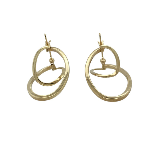 Add a stylish twist to your jewellery collection with these pre-owned 9ct yellow gold double loop oval creole earrings, combining classic shape with a layered design—perfect for everyday wear or elevating your look.

Design: The earrings feature an elegant oval creole shape with a double loop design, creating a layered effect that adds depth and visual interest.
Material: Made from 9-carat yellow gold, they have a polished finish that enhances their warm tone and highlights the flowing curves.