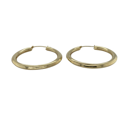 Add a timeless staple to your jewellery collection with these pre-owned 9ct yellow gold plain hoop creole earrings, offering a clean and classic look—perfect for everyday wear and effortless styling.

Design: The earrings feature a traditional round hoop creole design with a smooth, minimal finish, ideal for a simple and elegant appearance.
Material: Made from 9-carat yellow gold, they have a polished finish that enhances their warm tone and classic appeal.