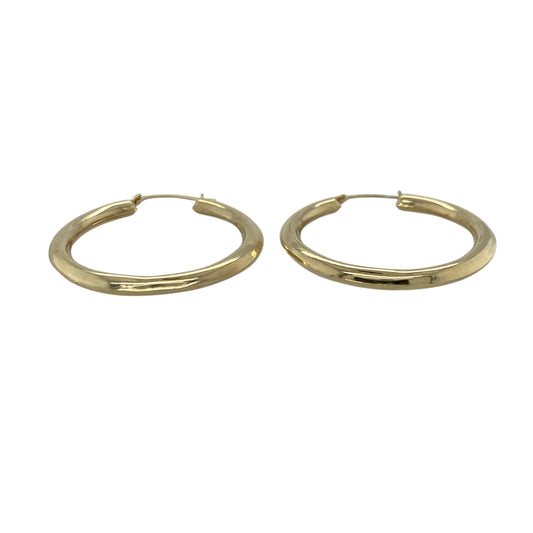 Add a timeless staple to your jewellery collection with these pre-owned 9ct yellow gold plain hoop creole earrings, offering a clean and classic look—perfect for everyday wear and effortless styling.

Design: The earrings feature a traditional round hoop creole design with a smooth, minimal finish, ideal for a simple and elegant appearance.
Material: Made from 9-carat yellow gold, they have a polished finish that enhances their warm tone and classic appeal.