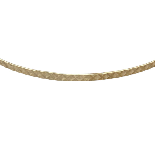 Add a subtle touch of texture to your jewellery collection with this pre-owned 9ct yellow gold solid textured patterned bangle, offering a timeless and versatile style—perfect for everyday wear or stacking.

Design: The bangle features a slim, rounded profile with a textured patterned finish, creating a delicate sparkle as it catches the light.
Material: Made from 9-carat yellow gold, it has a polished and textured surface that enhances its warm tone and refined appearance.