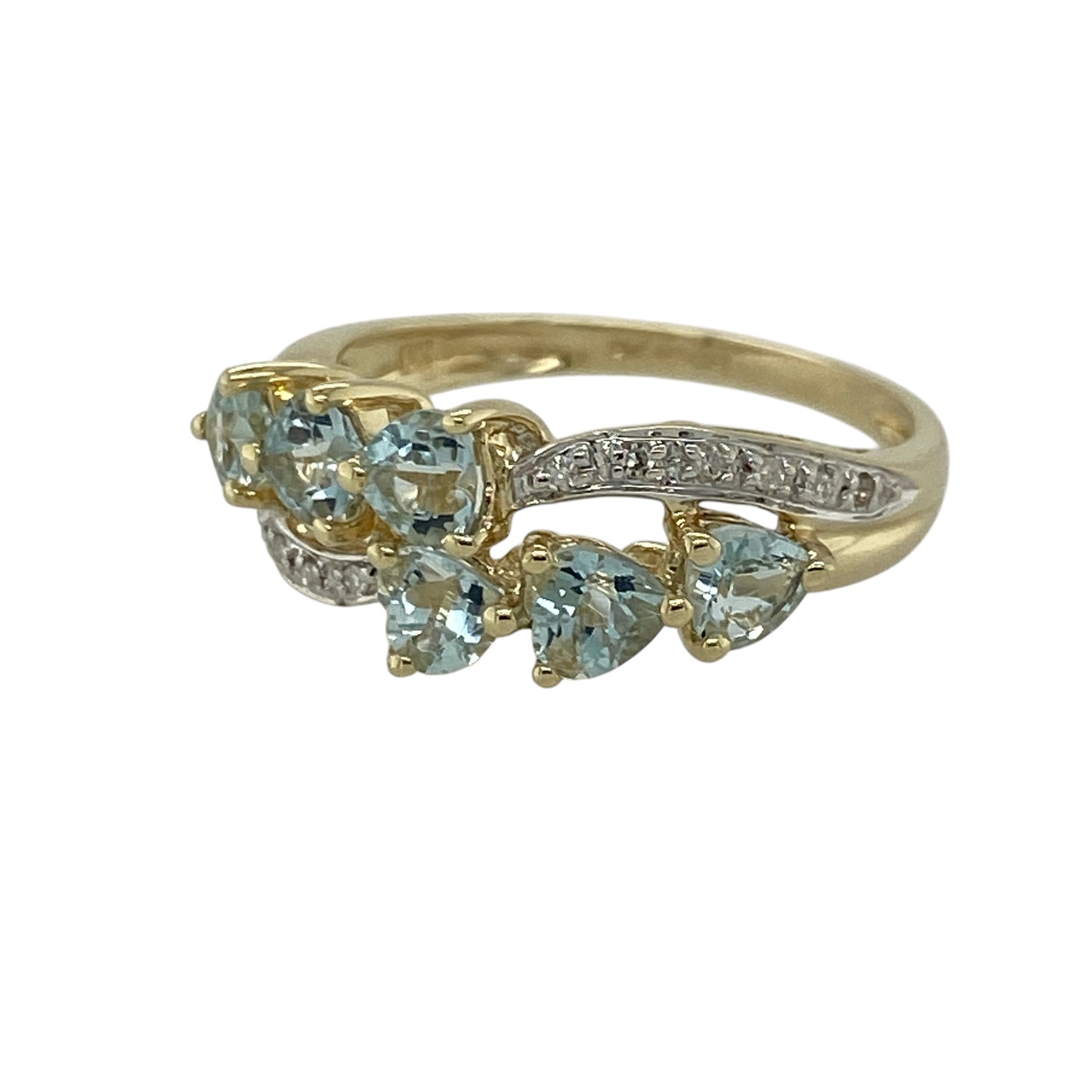 Add a fresh and elegant touch to your jewellery collection with this pre-owned 9ct yellow gold diamond and aquamarine set split band ring, combining soft colour with contemporary design—perfect for everyday wear or special occasions.

Design: The ring features a stylish split band design, showcasing a modern arrangement of gemstones that creates width and visual interest across the finger.
