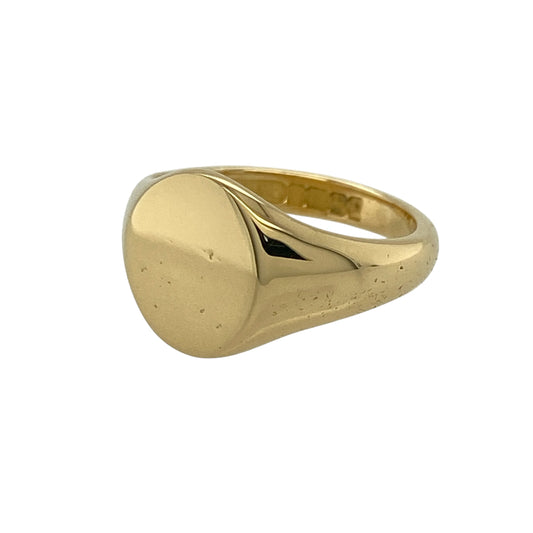 Add a timeless and refined piece to your jewellery collection with this pre-owned 18ct yellow gold plain oval pinky signet ring, offering classic styling with a bold yet elegant presence—perfect for everyday wear or a signature look.

Design: The ring features a traditional oval signet face with a smooth, plain finish, ideal for a clean and understated appearance.
Material: Made from 18-carat yellow gold, it has a polished finish that enhances its rich, warm tone and premium feel.