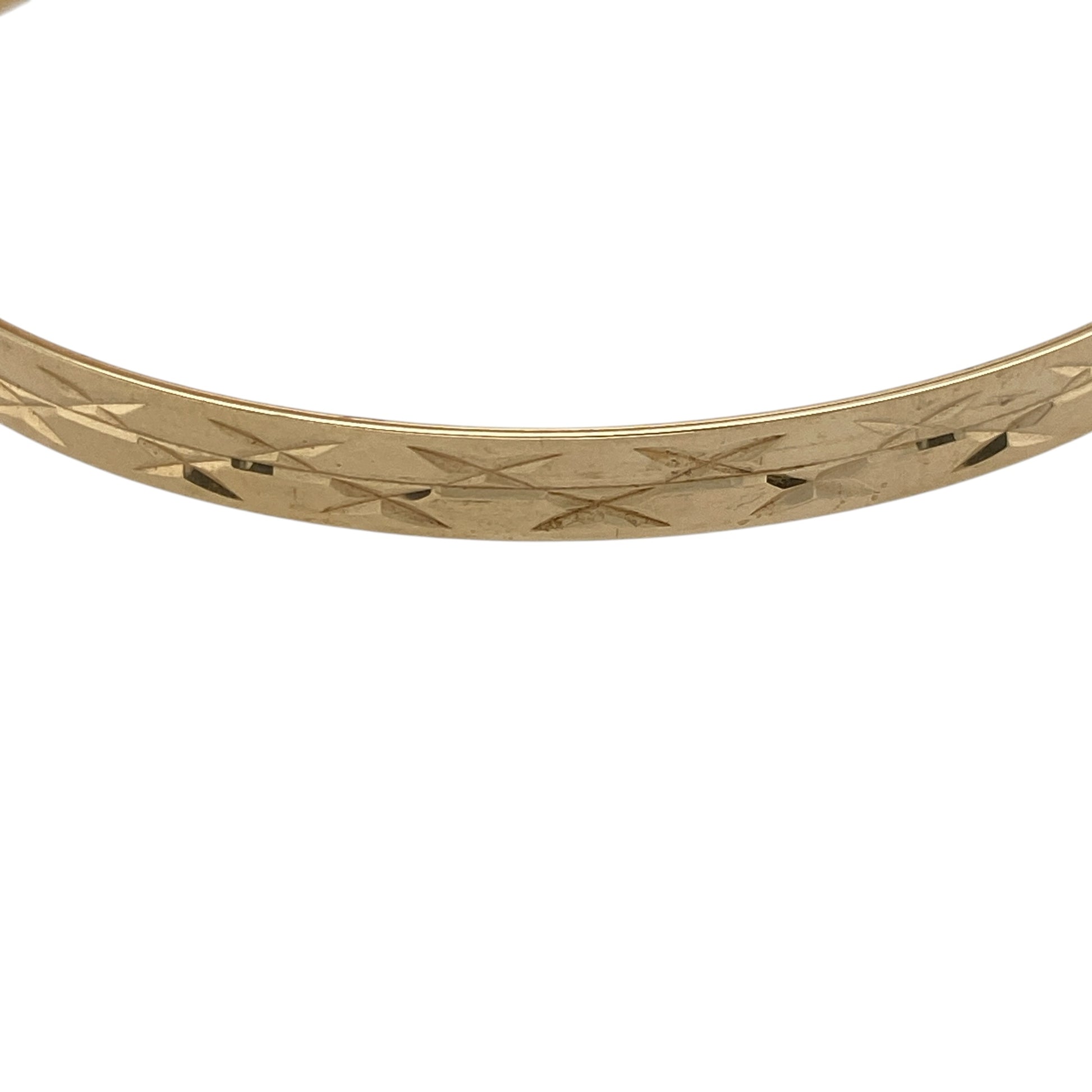 Add a versatile and stylish piece to your jewellery collection with this pre-owned 9ct yellow gold patterned expanding bangle, combining classic design with practical wearability—perfect for everyday use or stacking.

Design: The bangle features a traditional expanding design with an all-over patterned finish, creating subtle sparkle and visual interest.
Material: Made from 9-carat yellow gold, it has a polished and textured surface that enhances its warm tone and decorative appeal.