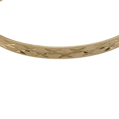 Add a versatile and stylish piece to your jewellery collection with this pre-owned 9ct yellow gold patterned expanding bangle, combining classic design with practical wearability—perfect for everyday use or stacking.

Design: The bangle features a traditional expanding design with an all-over patterned finish, creating subtle sparkle and visual interest.
Material: Made from 9-carat yellow gold, it has a polished and textured surface that enhances its warm tone and decorative appeal.