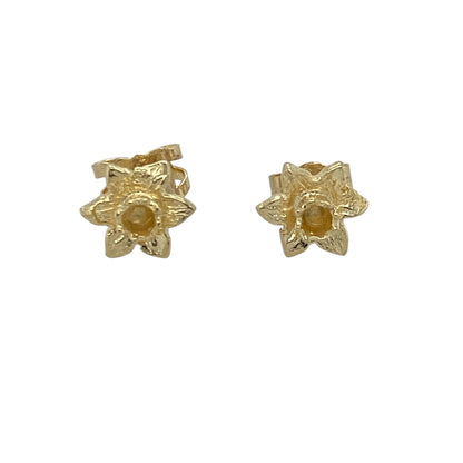 Add a meaningful and heritage-inspired touch to your jewellery collection with these pre-owned 9ct yellow gold Welsh Cymru metal daffodil stud earrings, celebrating Welsh identity with a classic floral design—perfect for everyday wear or gifting.

Design: The earrings feature a detailed daffodil motif, a national symbol of Wales, with “Cymru” metal styling that adds cultural significance and charm.