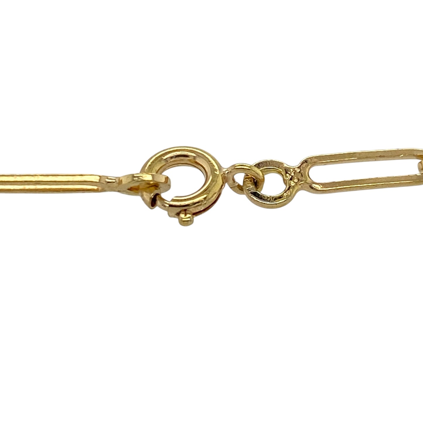 Add a modern and stylish piece to your jewellery collection with this pre-owned 9ct yellow gold 7.5" paperclip link bracelet, offering a contemporary design with a refined finish—perfect for everyday wear or layering.

Design: The bracelet features a trendy paperclip link design, with elongated links creating a sleek and fashionable look.
Material: Made from 9-carat yellow gold, it has a polished finish that enhances its warm tone and clean, modern appeal.