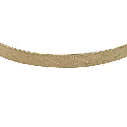 Add a stylish and practical piece to your jewellery collection with this pre-owned 9ct yellow gold patterned expanding bangle, combining classic design with everyday wearability—perfect for stacking or wearing alone.

Design: The bangle features a mid-width profile with an all-over patterned finish, creating a textured and light-catching appearance.
Material: Made from 9-carat yellow gold, it has a polished and patterned surface that enhances its warm tone and decorative detail.