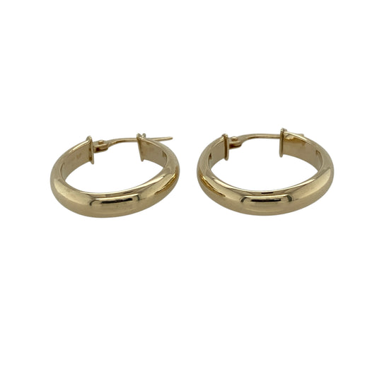Add a timeless and versatile piece to your jewellery collection with these pre-owned 9ct yellow gold plain oval creole earrings, offering classic style with a refined finish—perfect for everyday wear.

Design: The earrings feature a traditional oval creole shape with a smooth, plain finish, creating a clean and elegant look.
Material: Made from 9-carat yellow gold, they have a polished surface that enhances their warm tone and classic appeal.