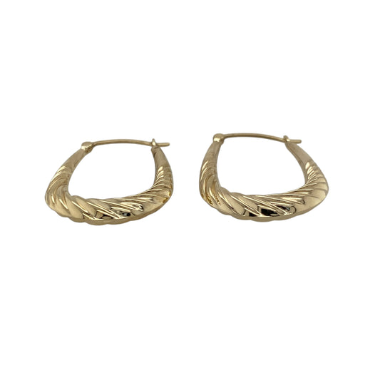 Add a stylish and elegant touch to your jewellery collection with these pre-owned 9ct yellow gold twisted oval creole earrings, combining classic shape with a modern twist—perfect for everyday wear or special occasions.

Design: The earrings feature an oval creole shape with a twisted design, creating a flowing and light-catching look that adds subtle texture.
Material: Made from 9-carat yellow gold, they have a polished finish that enhances their warm tone and highlights the twist detail.