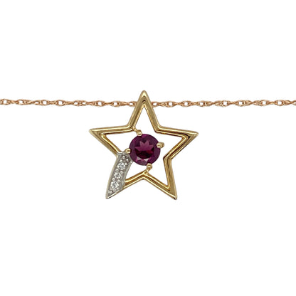 Add a touch of colour and sparkle to your jewellery collection with this pre-owned 9ct yellow gold pink tourmaline and cubic zirconia set star pendant on an 18" rose gold Prince of Wales chain necklace, combining playful design with elegant detail—perfect for everyday wear or special occasions.

Design: The necklace features a star-shaped pendant set with a central pink tourmaline, accented by cubic zirconia for added sparkle, suspended from a Prince of Wales chain for a refined finish.