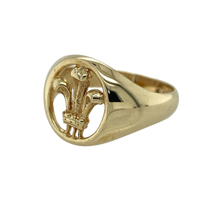 Add a meaningful and distinctive piece to your jewellery collection with this pre-owned 9ct yellow gold Welsh Three Feathers oval open signet ring, combining heritage symbolism with classic style—perfect for everyday wear or as a thoughtful gift.

Design: The ring features an oval open signet design showcasing the iconic Welsh Three Feathers motif, symbolising strength and heritage, with an elegant and eye-catching look.