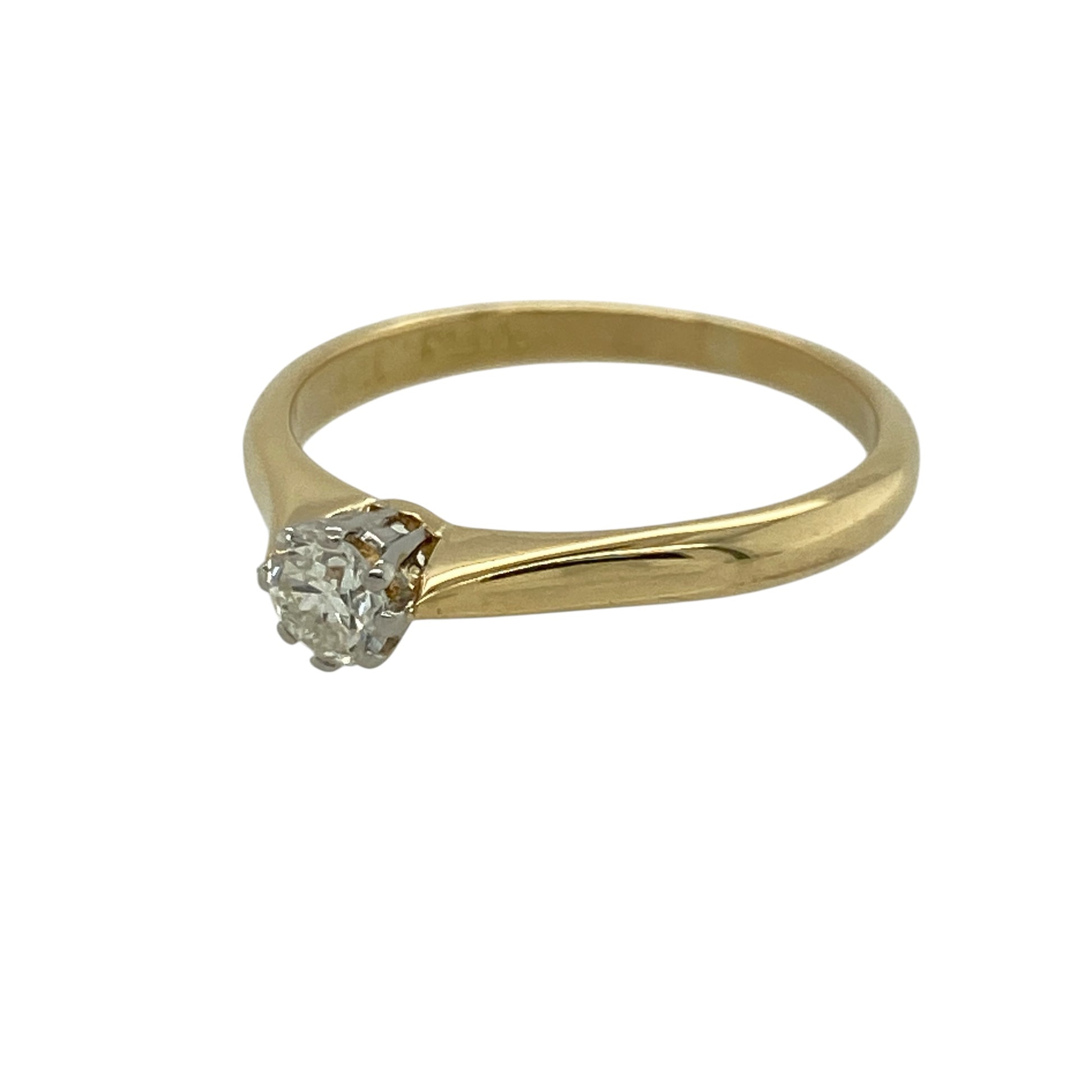 Add classic elegance to your jewellery collection with this pre-owned 18ct yellow gold diamond set solitaire ring—an enduring and sophisticated choice perfect for everyday luxury or special occasions.

Design: This solitaire ring features a single brilliant-cut diamond as its focal point, offering a timeless and elegant look that highlights the natural beauty and sparkle of the stone.