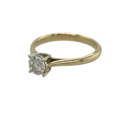 Add classic sparkle to your jewellery collection with this pre-owned 9ct yellow gold diamond illusion set solitaire ring—an elegant and affordable choice perfect for everyday wear or special occasions.

Design: This solitaire ring features a brilliant-cut diamond presented in an illusion setting, designed to enhance the appearance of size and sparkle for a striking yet refined look.