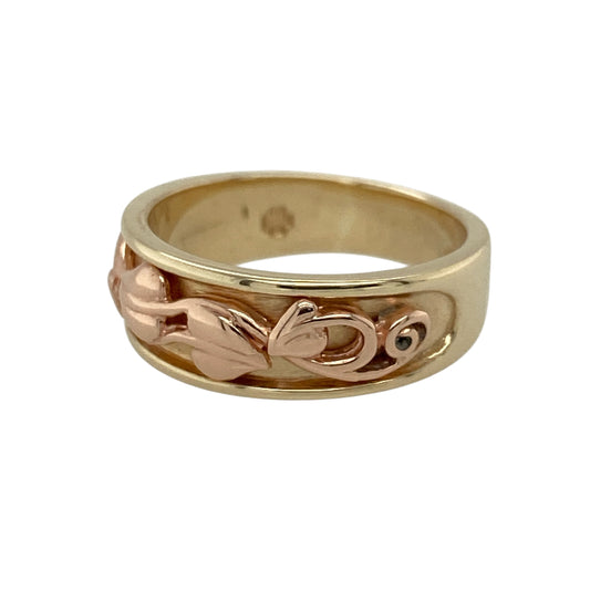 Bring natural beauty and symbolic elegance to your collection with this pre-owned 9ct yellow and rose gold Clogau inlaid Tree of Life band ring—a timeless design celebrating growth, strength, and connection.

Design: The ring features Clogau’s signature Tree of Life motif, with intricate rose gold inlays flowing across the yellow gold band to represent the harmony between nature and life’s continual growth.