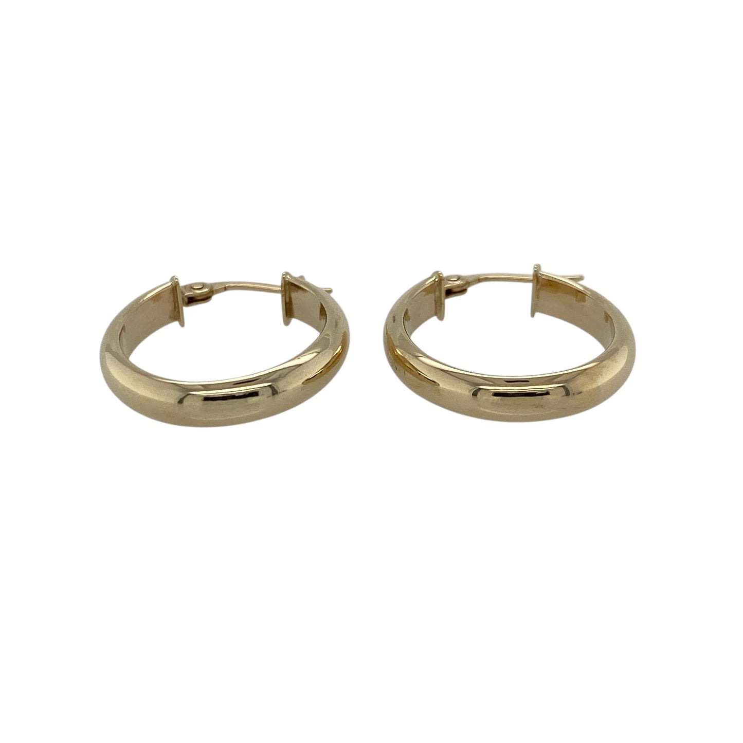 Add timeless simplicity to your jewellery collection with these pre-owned 9ct yellow gold plain oval creole earrings—an elegant and versatile choice perfect for everyday wear.

Design: These creole earrings feature a smooth oval shape with a clean and minimalist finish, offering a classic look that complements any style.
Material: Made from 9-carat yellow gold, the polished finish enhances the warm golden tone while maintaining a sleek and understated appearance.