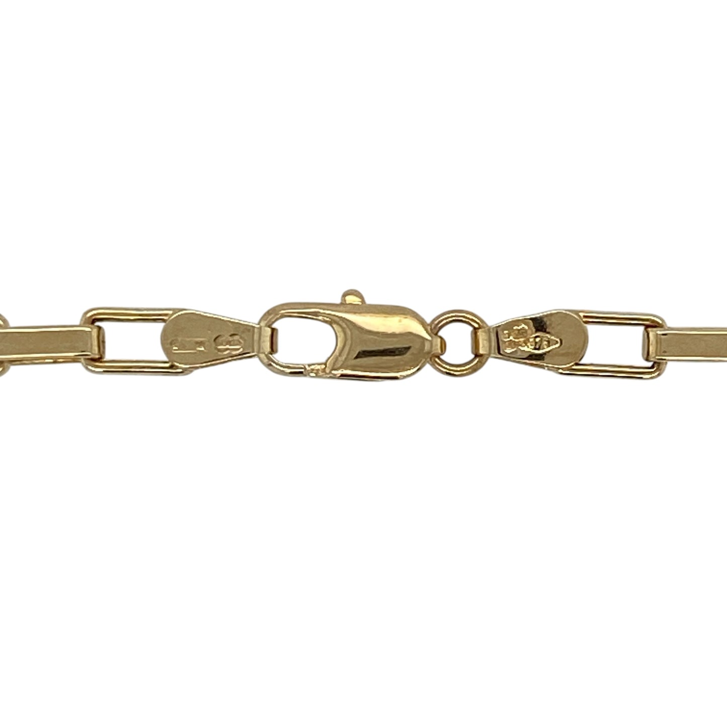 Add sleek style and everyday versatility to your jewellery collection with this pre-owned 9ct yellow gold long box chain—an elegant and durable piece perfect for wearing alone or with a pendant.

Design: This 18" chain features a classic box link design, with square-shaped links creating a smooth and structured look. The 2mm width offers a refined yet noticeable presence on the neckline.