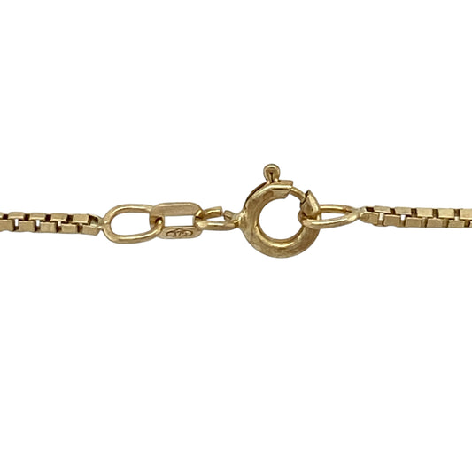 Add a sleek and versatile piece to your jewellery collection with this pre-owned 9ct yellow gold box chain—perfect for everyday wear or pairing with a pendant.

Design: This 22" chain features a fine box link design, with square-shaped links creating a smooth and structured appearance. The 1mm width offers a delicate and understated look.
Material: Made from 9-carat yellow gold, the polished finish enhances the rich golden tone while adding a subtle, elegant shine.