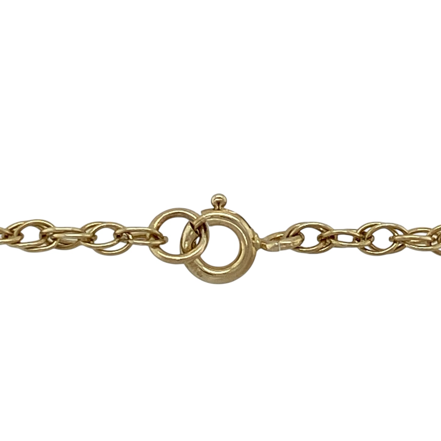 Add classic elegance to your jewellery collection with this pre-owned 9ct yellow gold Prince of Wales chain—an eye-catching and versatile piece perfect for everyday wear.

Design: This 24" chain features the distinctive Prince of Wales link design, with interwoven links creating a textured and intricate appearance. The 3mm width offers a noticeable yet refined presence on the neckline.