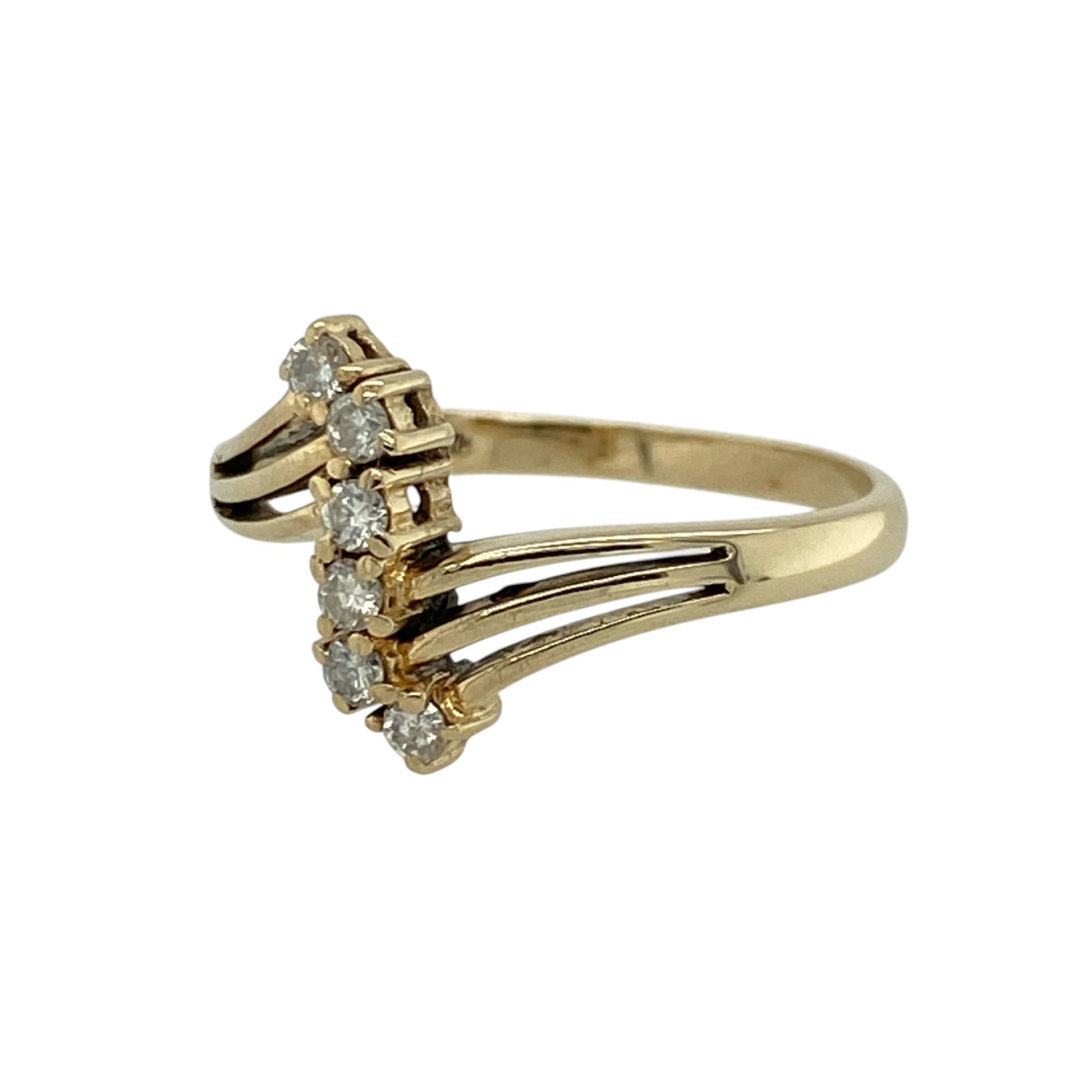 Add elegant sparkle and a unique twist to your jewellery collection with this pre-owned 9ct yellow gold diamond set six stone twist ring—an eye-catching piece perfect for everyday wear or special occasions.

Design: This ring features a striking twist design with a 12mm high front, showcasing six brilliant-cut diamonds arranged in a vertical column, creating a bold and modern look.