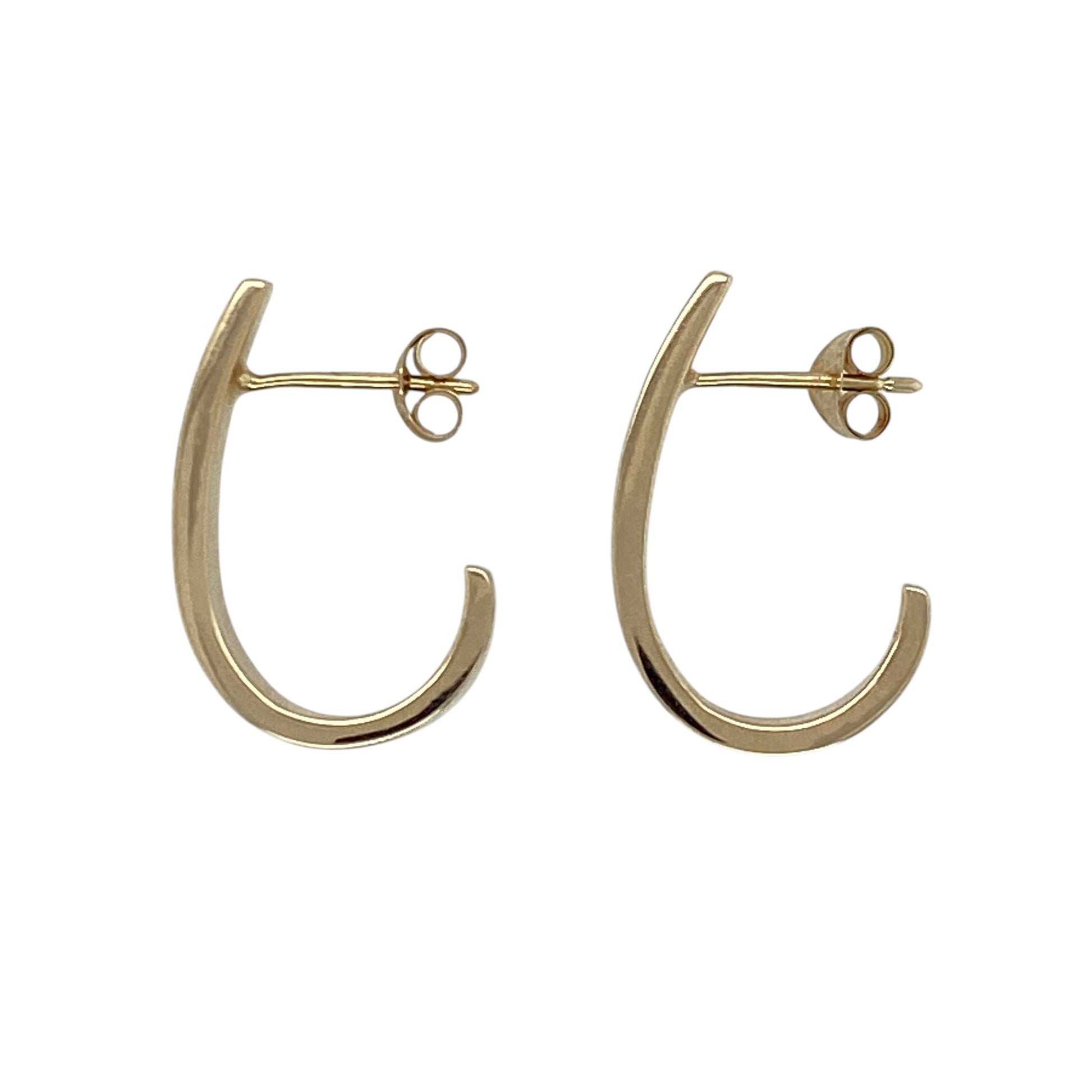 Add a sleek and modern touch to your jewellery collection with these pre-owned 9ct yellow gold curved bar stud earrings—an elegant and versatile choice perfect for everyday wear.

Design: These stud earrings feature a gently curved bar design, creating a smooth and contemporary look that sits neatly along the ear for a refined finish.
Material: Made from 9-carat yellow gold, the polished finish enhances the warm golden tone while highlighting the clean, minimalist lines.