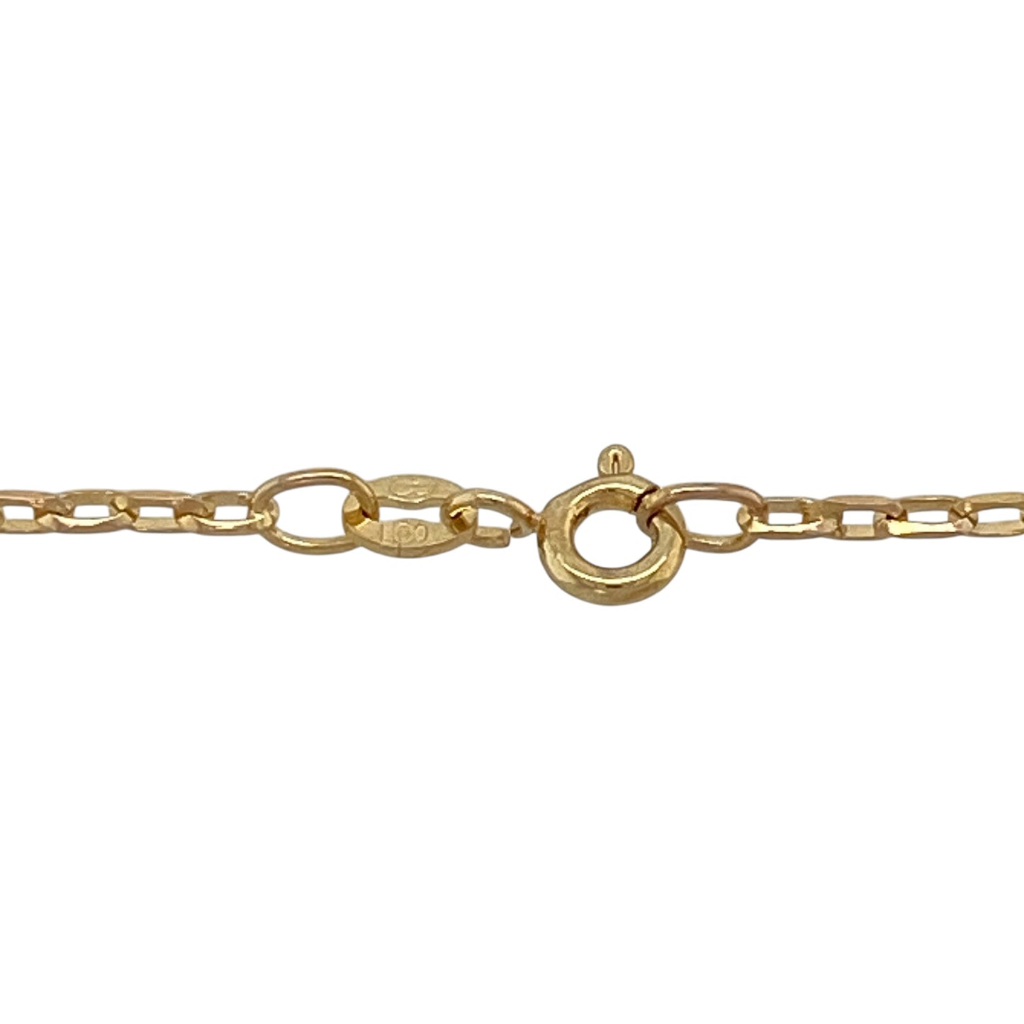 Add subtle texture and sparkle to your jewellery collection with this pre-owned 9ct yellow gold faceted belcher chain—an elegant and versatile piece perfect for everyday wear.

Design: This 18" chain features faceted belcher links, with each link cut to reflect light beautifully, creating a refined and eye-catching finish. The 2mm width offers a delicate yet noticeable presence on the neckline.