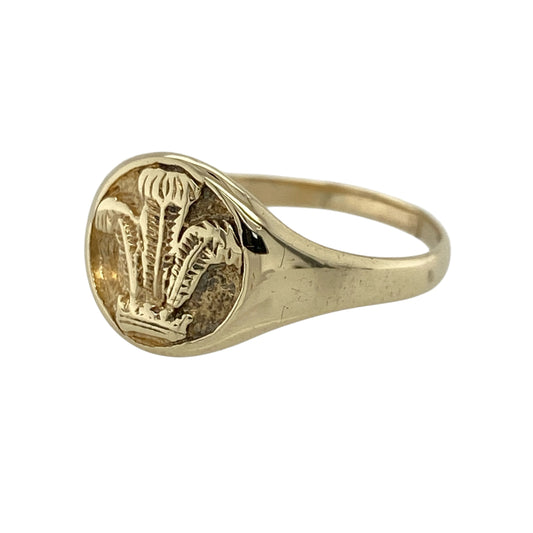 Add heritage-inspired style to your jewellery collection with this pre-owned 9ct yellow gold Welsh Three Feathers signet ring—an iconic and meaningful piece with timeless appeal.

Design: This signet ring features a bold front measuring approximately 11mm high, showcasing the classic Welsh Three Feathers emblem in a clean and distinguished design.
Material: Made from 9-carat yellow gold, the polished finish enhances the detailing while adding a warm and traditional tone.