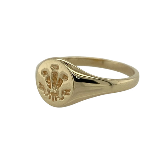 Add heritage-inspired charm to your jewellery collection with this pre-owned 9ct yellow gold Welsh Three Feathers round signet ring—a meaningful and timeless piece perfect for everyday wear.

Design: This signet ring features a classic round face measuring approximately 8mm high, showcasing the iconic Welsh Three Feathers emblem in a refined and balanced design.
Material: Made from 9-carat yellow gold, the polished finish enhances the detailing while adding a warm and traditional appeal.