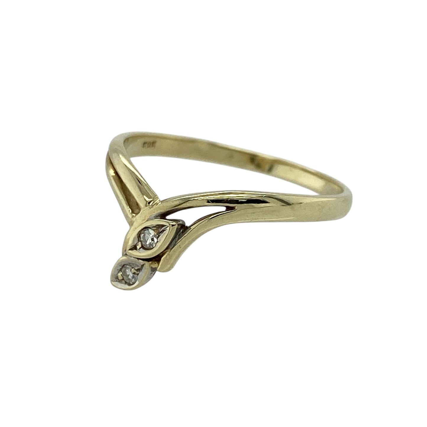 Add a touch of natural elegance to your jewellery collection with this pre-owned 9ct yellow gold diamond set wishbone shaped leaf style ring—an eye-catching and feminine piece perfect for everyday wear.

Design: This ring features a graceful wishbone shape with an 8mm high front, styled with delicate leaf-like detailing and set with sparkling diamonds for a refined and organic look.