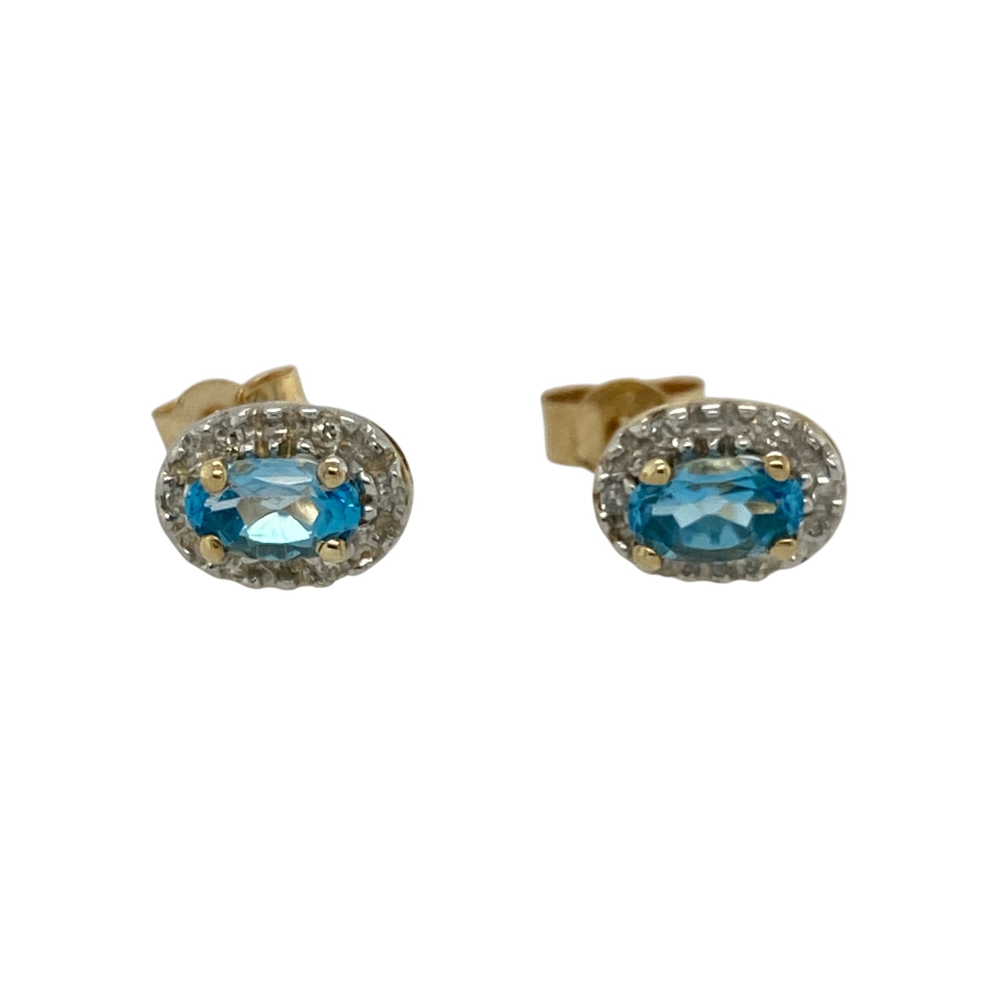 Add a touch of soft colour and sparkle to your jewellery collection with these pre-owned 9ct yellow gold diamond and blue topaz set oval cluster stud earrings—an elegant and versatile choice perfect for everyday wear.

Design: These stud earrings feature oval blue topaz stones, each measuring approximately 5mm by 3mm, surrounded by sparkling diamonds to create a delicate and radiant cluster design.