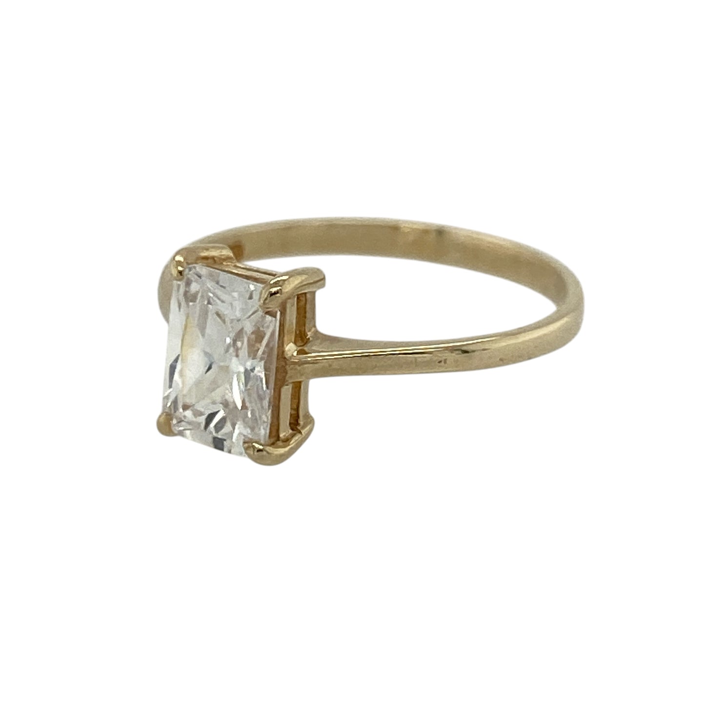 Add refined elegance to your jewellery collection with this pre-owned 9ct yellow gold cubic zirconia set emerald cut solitaire ring—an eye-catching and timeless piece perfect for any occasion.

Design: This ring features a striking emerald-cut cubic zirconia measuring approximately 7mm by 5mm, creating a sleek and sophisticated focal point with clean, crisp lines.
Material: Made from 9-carat yellow gold, the polished finish enhances the warm golden tone while complementing the brilliance of the stone.